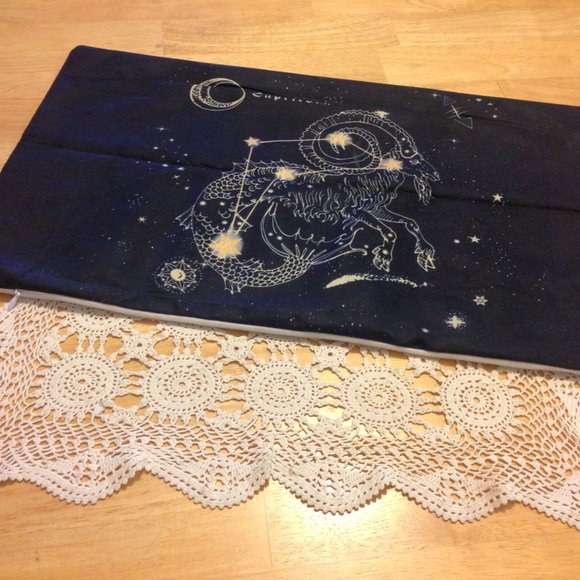 Astrology pillow cover for Capricorn, gorgeous gold and black - Picture 1 of 5